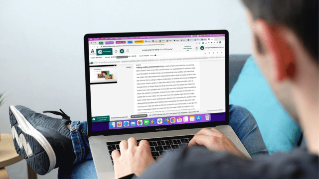 Mann transkribiert Audio Inhalte auf seinem Laptop mit Amberscript