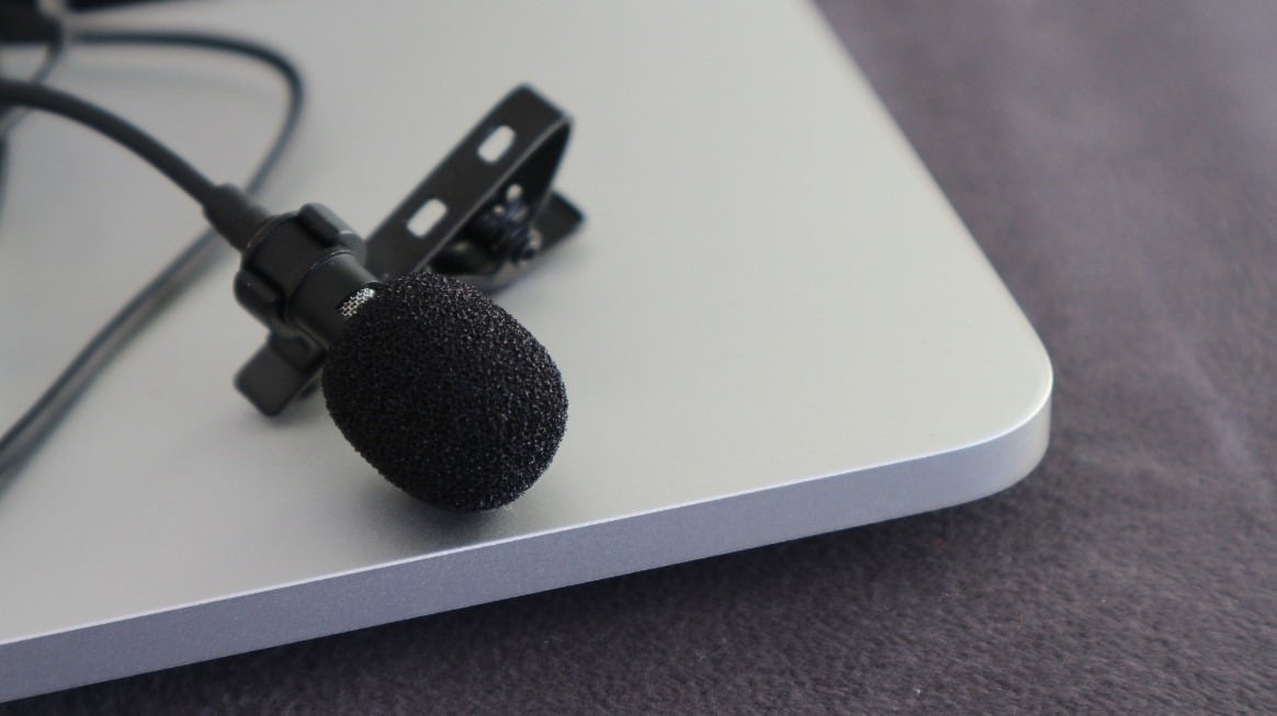 Piimage of A lavalier (clip-on microphone)