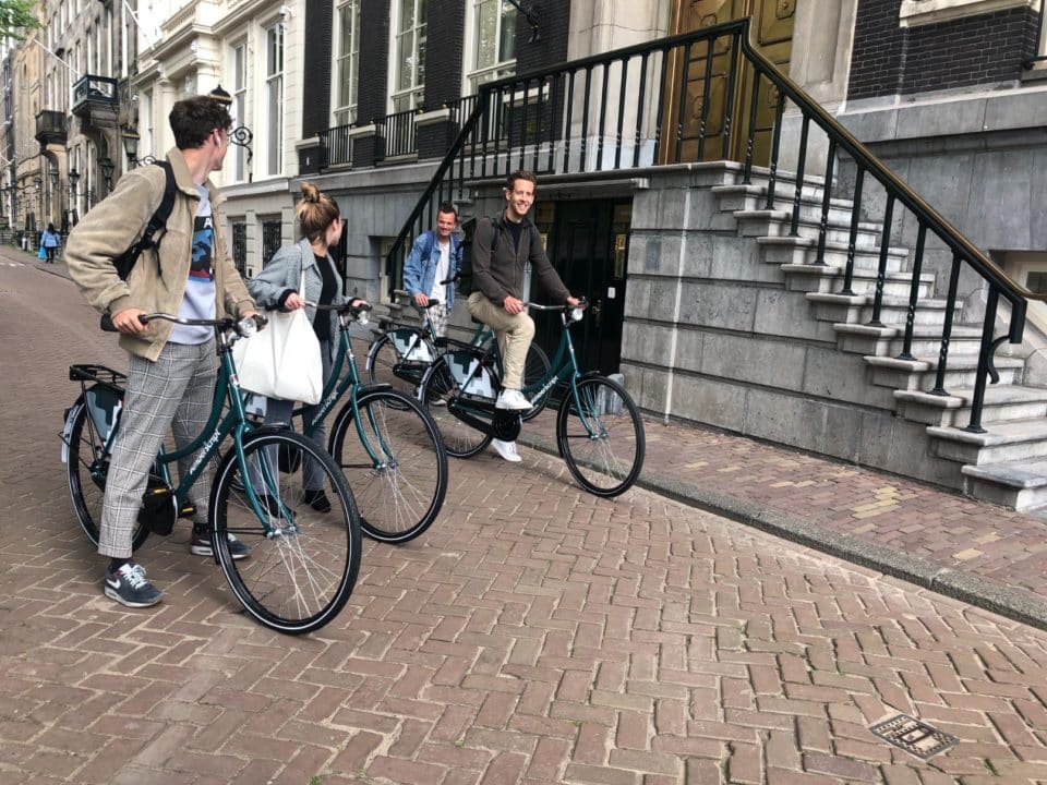 Amberscript Mitarbeiter auf Fahrrädern in Amsterdam