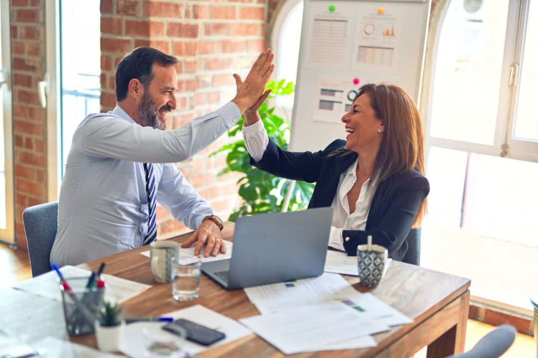 Glücklicher Kunde und Berater an Tisch