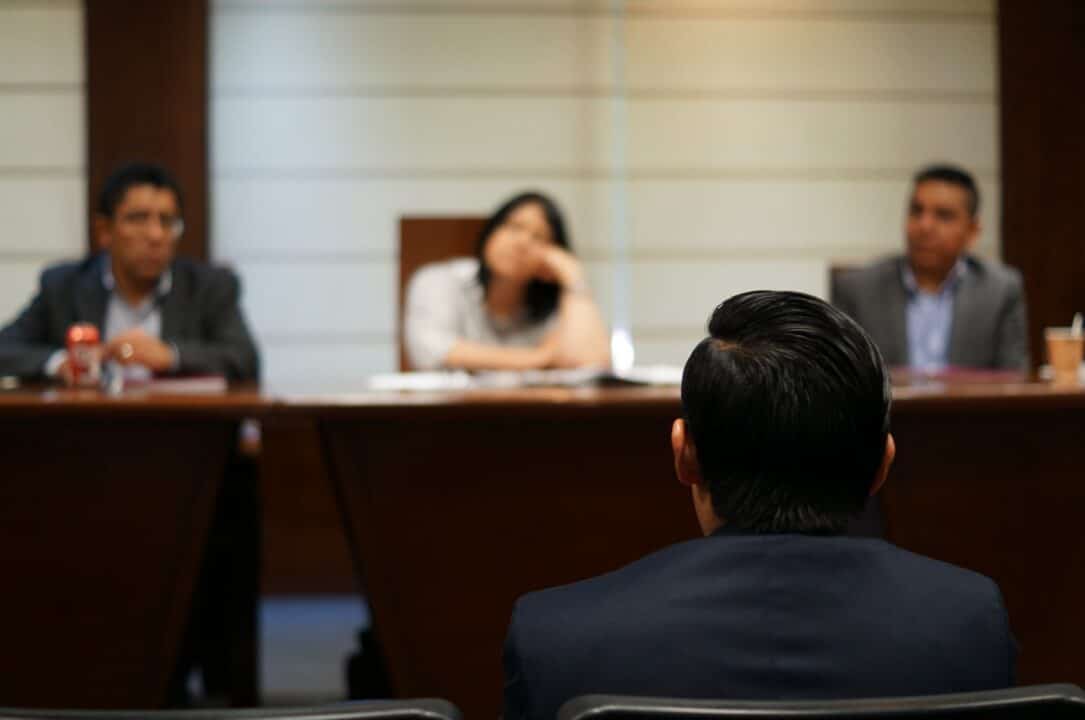 jurist sitzt im gericht und transkribiert gerichtsverhandlung