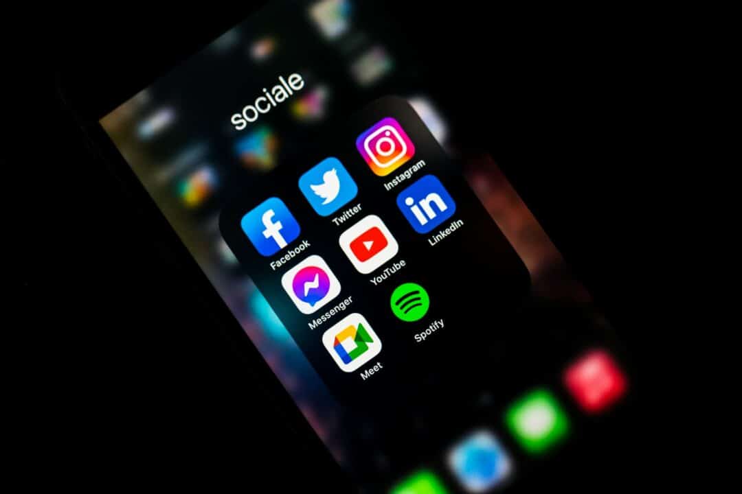 Telefono con le applicazioni dei social media