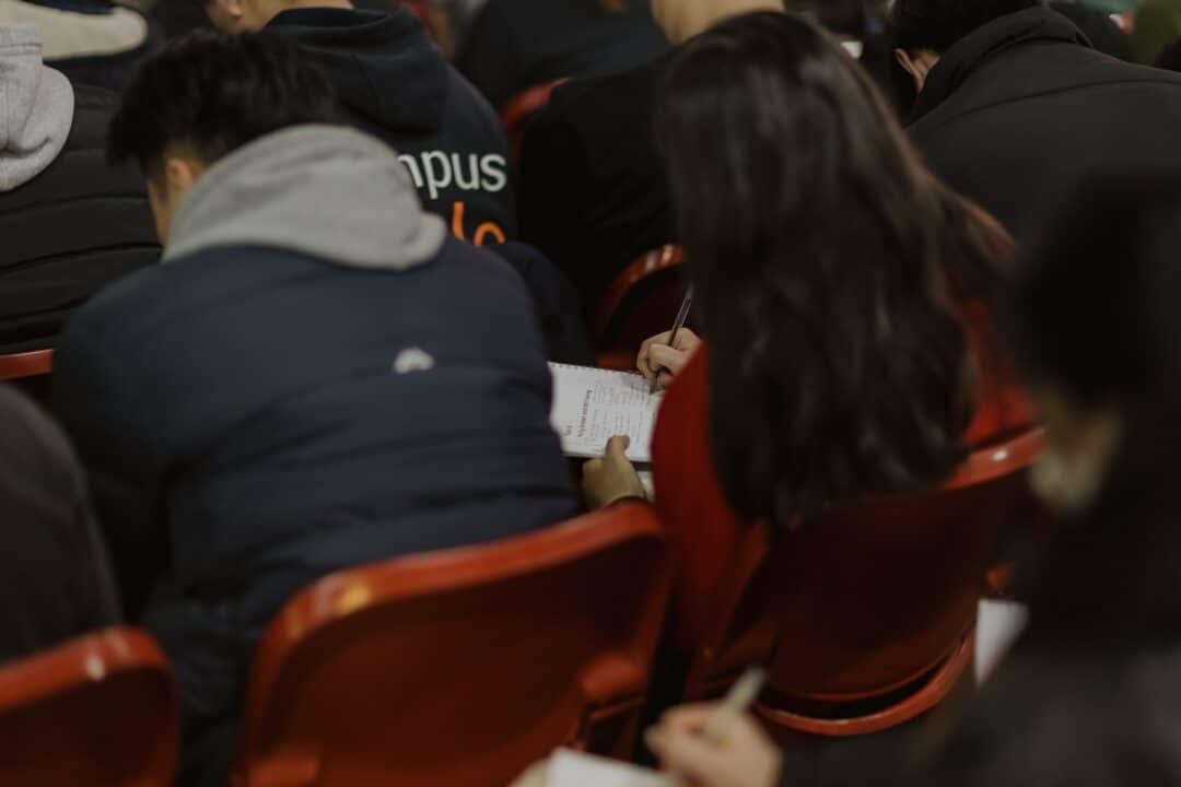 Une femme retranscrit un cours à l'université