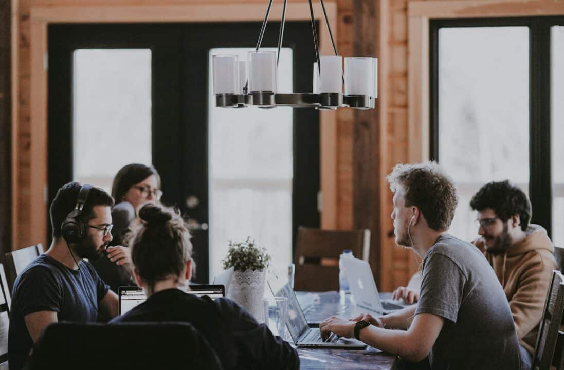 Étudiants lors d'une discussion de groupe